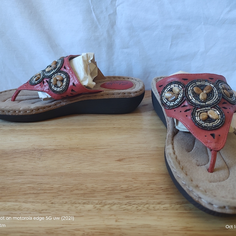 Clarks Artisan Sandals Stone Bead Coral Leather 9M Pinkish